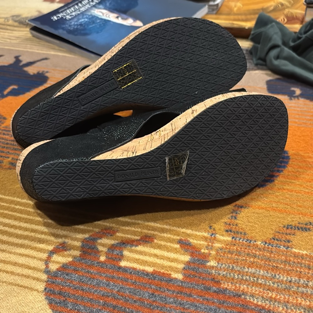 Donald J. Pliner Black and Tan Women's Sandals NWOT - Picture 4 of 7